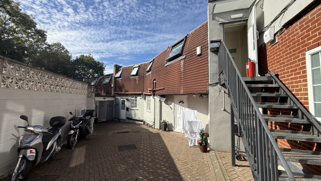 Lot: 155 - SUBSTANTIAL GATED FREEHOLD RESIDENTIAL INVESTMENT COMPRISING 14 FLATS - External image inside courtyard looking back from gates